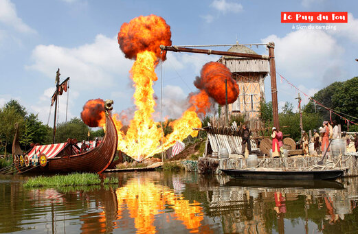 Espectáculo histórico con drakkar vikingo y explosiones de fuego en Puy du Fou.