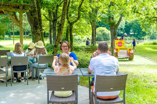 Terraza de restaurante sombreada, familias en camping CAPFUN Breteche, Les Epesses.