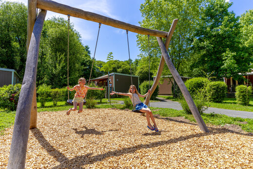 Zona de juegos infantil con columpios en CAPFUN Breteche, Les Epesses.