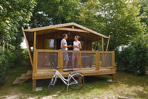 Mobil-home de madera, pareja en terraza, bicicleta en CAPFUN Breteche Les Epesses.