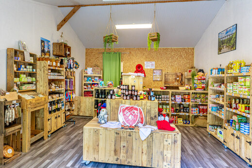 Tienda de comestibles del camping con productos locales y recuerdos en CAPFUN Breteche.