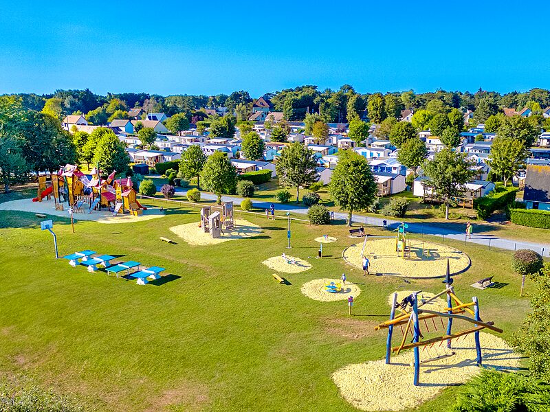 Juego Carabouille - Zona de juegos infantil, toboganes, estructuras en camping CLICOCHIC Brise de Cabourg.