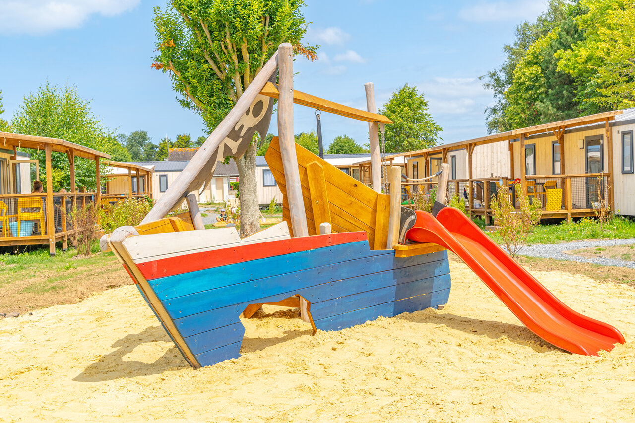 Barco pirata, tobog�n rojo para ni�os en el camping CLICOCHIC Brise de Cabourg en Varaville (14).