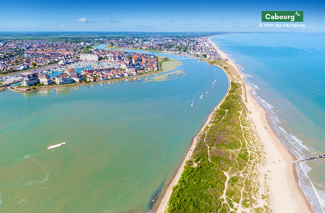Cabourg, ciudad costera de Normand�a, con playa, estuario y puerto deportivo.