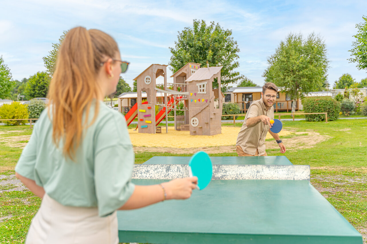 Ping-pong y parque infantil en CLICOCHIC en Varaville (14).