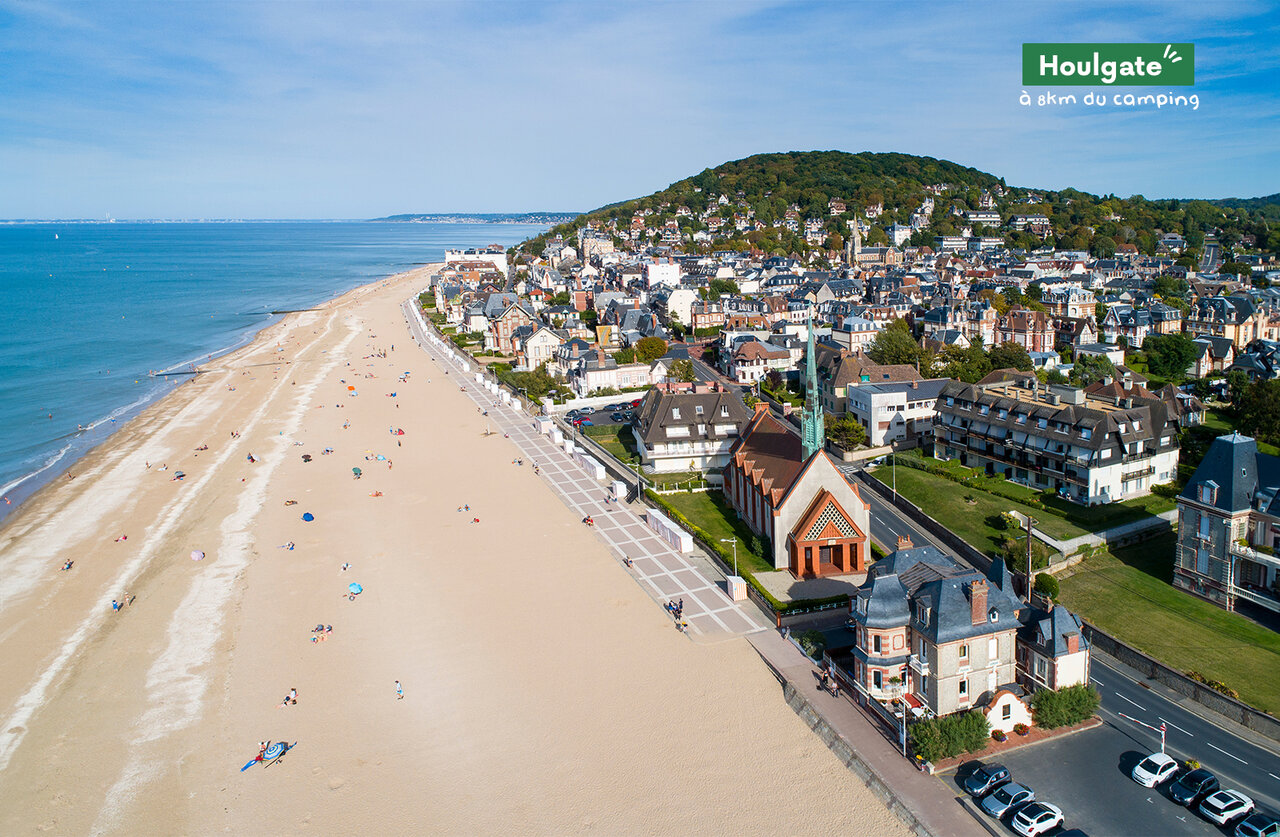 Playa de arena fina y ciudad costera de Houlgate en Normand�a.