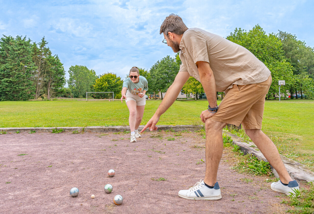 Pareja jugando a la petanca en el camping CLICOCHIC Brise de Cabourg en Varaville (14).