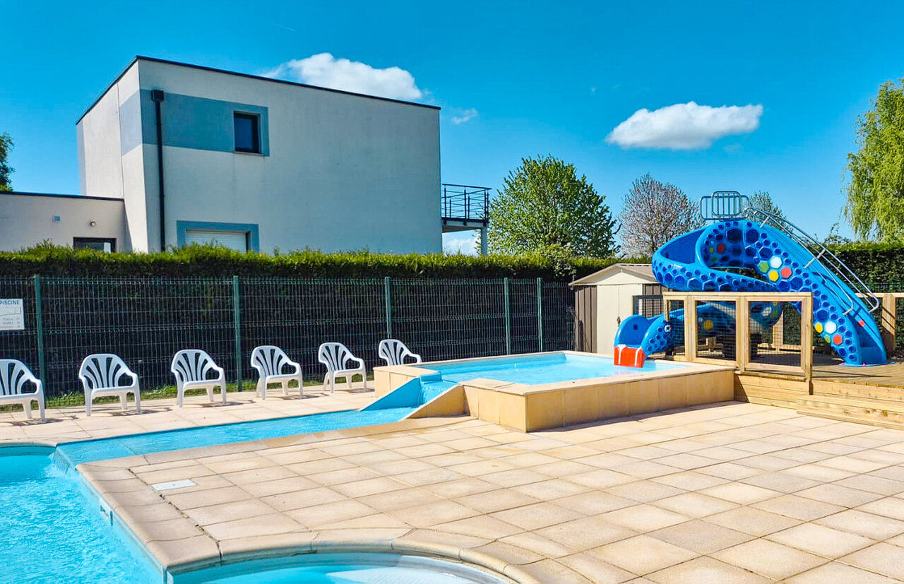 Piscina exterior, tobog�n acu�tico en el camping CLICOCHIC Brise de Cabourg en Varaville (14).