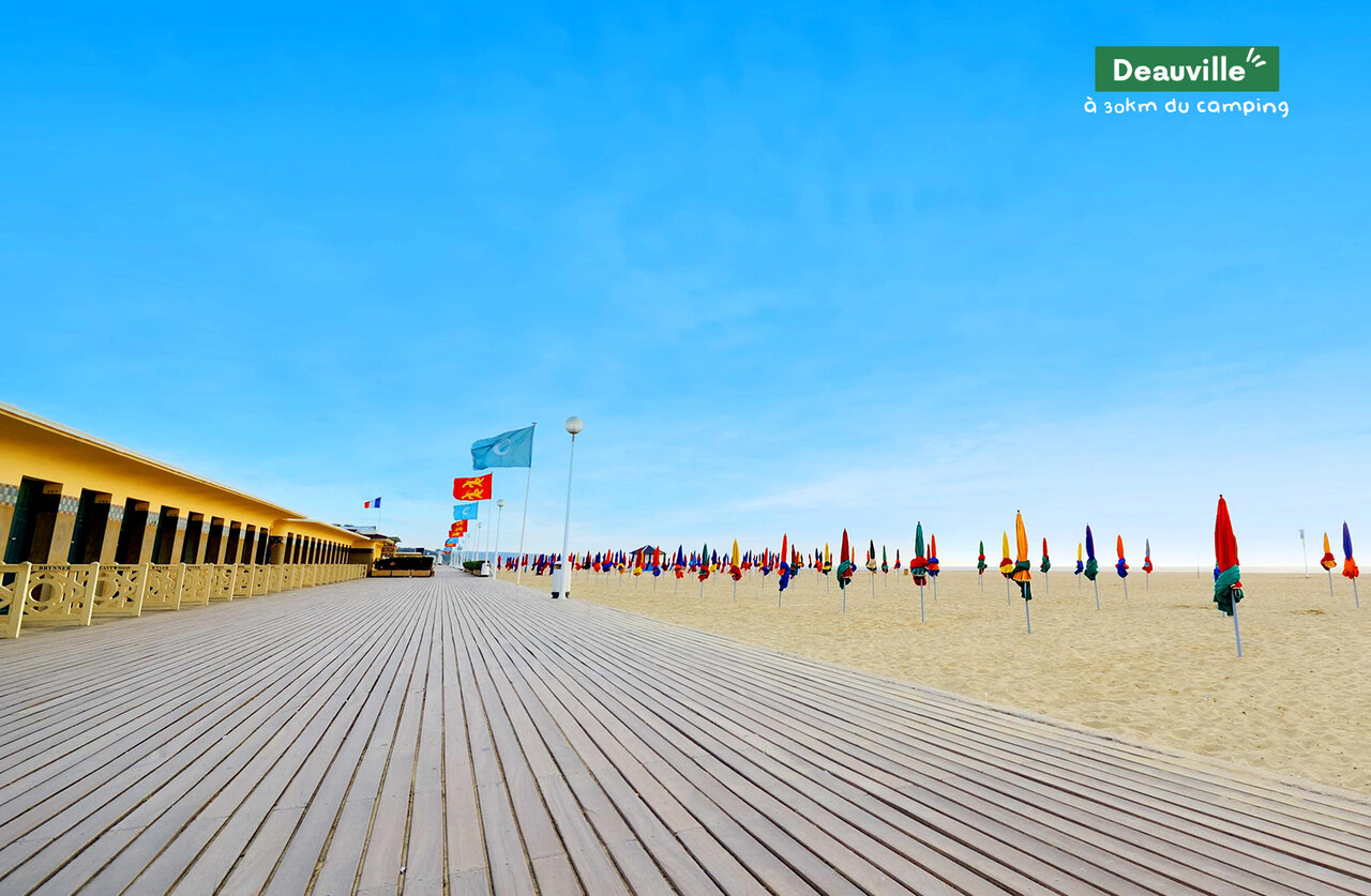 Las Planches de Deauville, famoso paseo mar�timo en Normand�a.