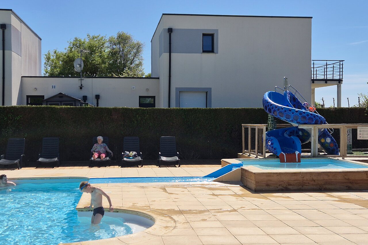 Piscina exterior, tobog�n acu�tico y sillas en el camping CLICOCHIC Brise de Cabourg (14).