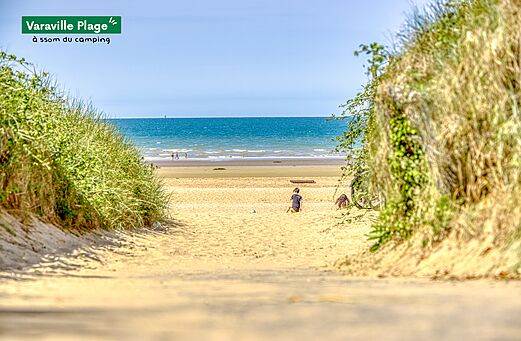Playa de Varaville, camino de arena y mar, cerca del camping.