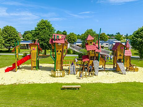 Gran zona de juegos con toboganes en el camping CLICOCHIC Brise de Cabourg.