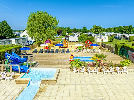 Piscina infantil, tobogán y juegos en el camping CLICOCHIC Brise de Cabourg.