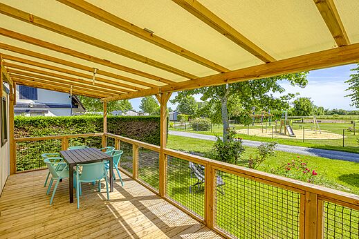 Terraza cubierta Mobil-home, mesa y sillas, en camping CLICOCHIC Brise de Cabourg.