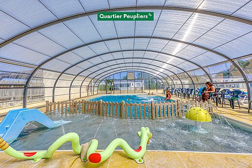 Piscina cubierta, tobogán y juegos acuáticos en el camping CLICOCHIC Brise de Cabourg (14).