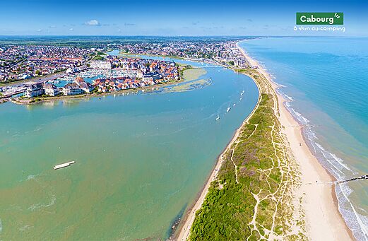 Vista aérea de Cabourg, su playa, estuario y puerto deportivo en Normandía.