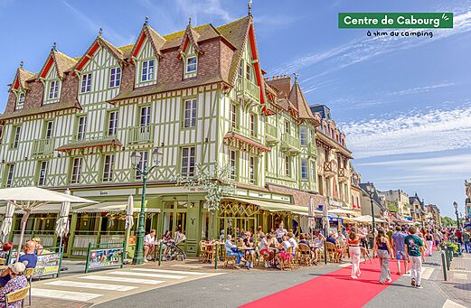 Centro animado de Cabourg con edificios t�picos y terrazas de cafeter�as.