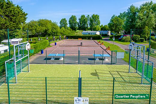 Campo multideporte, ping-pong, petanca en el camping CLICOCHIC Brise de Cabourg (14).