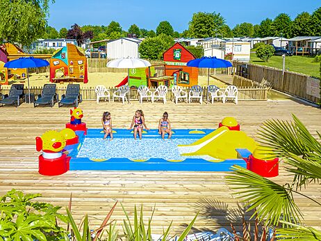 Piscina infantil, tobog�n en camping CLICOCHIC Brise de Cabourg, Varaville (14).
