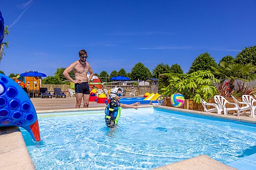 Piscina exterior, niño y adulto, tobogán en camping CLICOCHIC Brise de Cabourg Varaville.