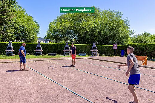 Cancha de petanca y barbacoas en el camping CLICOCHIC Brise de Cabourg.