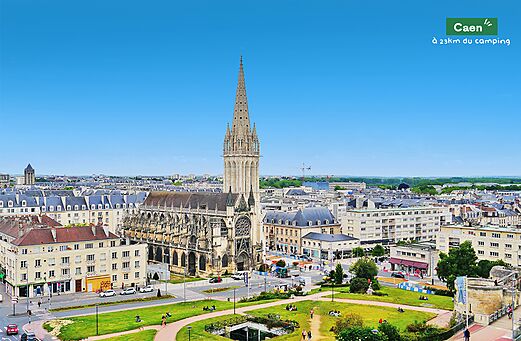 Centro hist�rico de Caen con la iglesia Saint-Pierre, en Normand�a.
