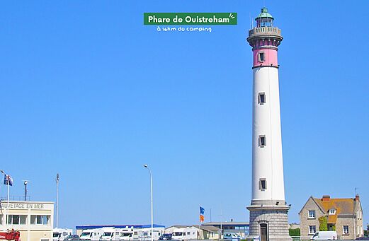 Gran faro blanco y rosa de Ouistreham, cerca de Varaville (14).