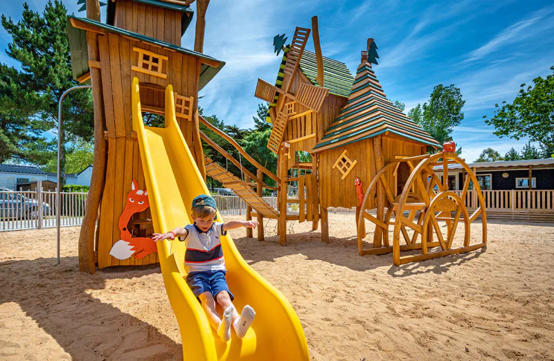 Tobog�n y parque infantil de madera para ni�os en el camping CLICOCHIC Cabanes d Ol�ron en ST GEORGES D'OLERON (17).