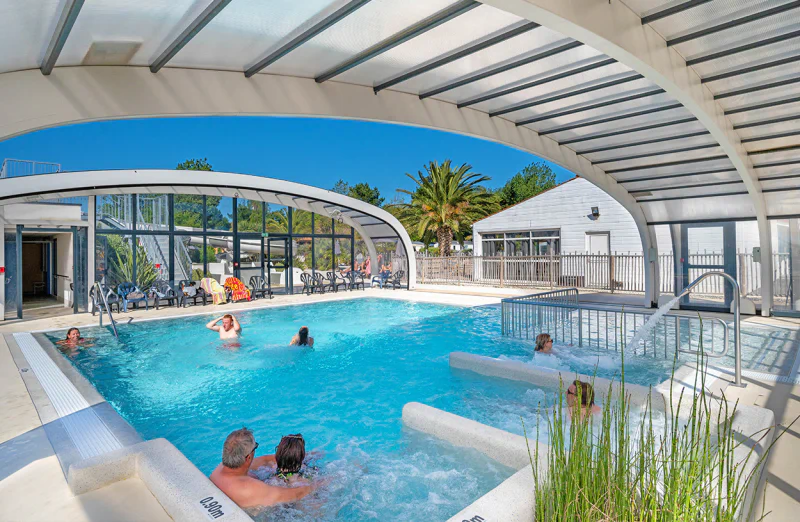 Piscina cubierta, jacuzzi y tobog�n en el camping CLICOCHIC Cabanes d Ol�ron en ST GEORGES D'OLERON (17).