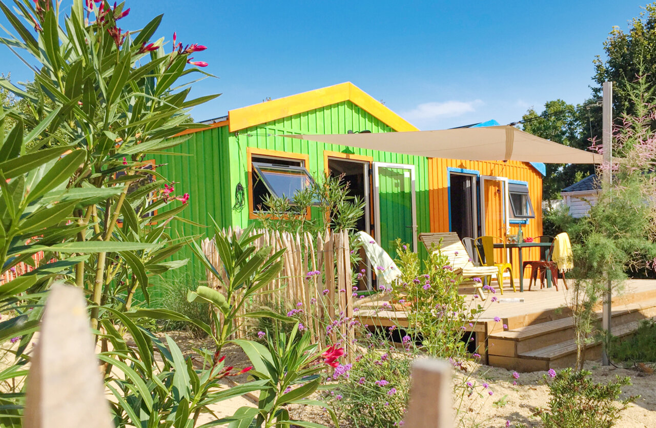 Casa m�vil colorida con terraza amueblada en el camping CLICOCHIC Cabanes d Ol�ron en ST GEORGES D'OLERON (17).