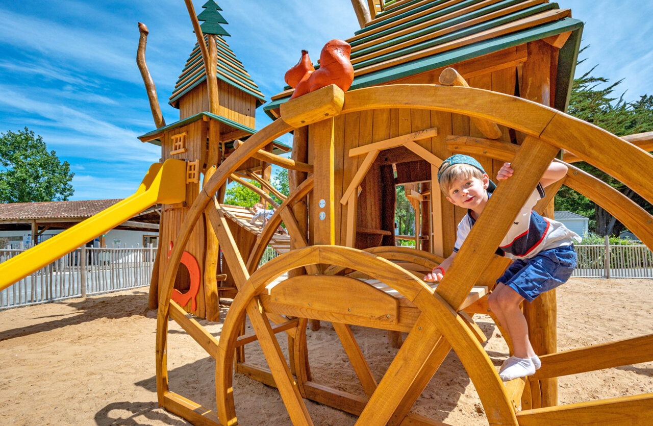 Ni�o, juegos de madera al camping CLICOCHIC Cabanes d Ol�ron en ST GEORGES D'OLERON (17).