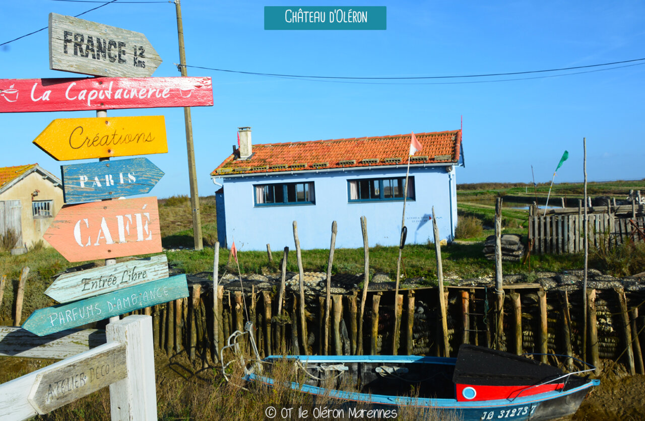 Pintoresco pueblo de Ch�teau d'Ol�ron, Isla de Ol�ron, con caba�as coloridas y marismas.