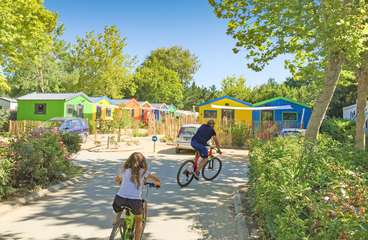 Caba�as coloridas y bicicletas en el camping CLICOCHIC Cabanes d Ol�ron en ST GEORGES D'OLERON (17).