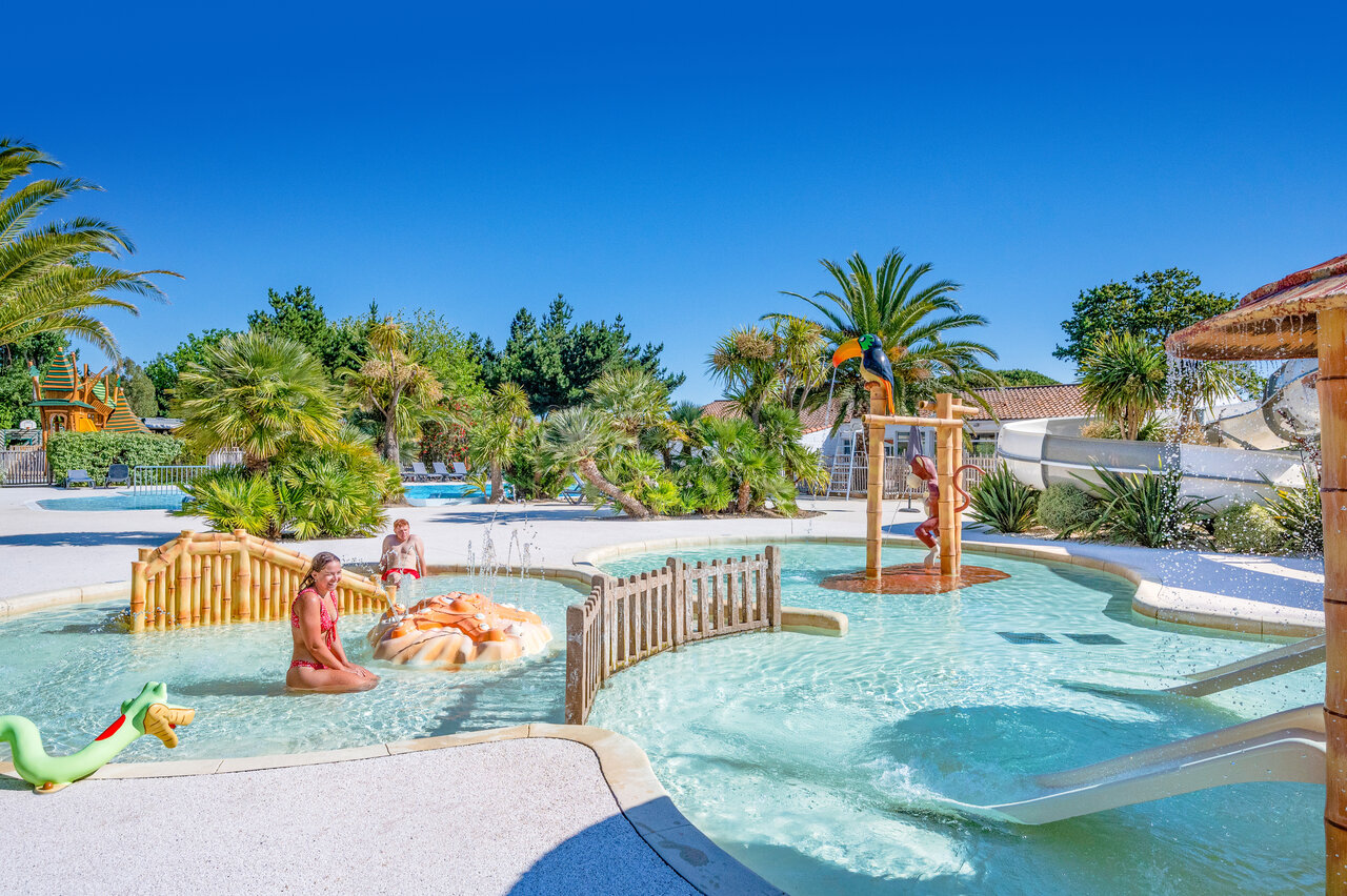 Piscina l�dica, juegos acu�ticos, toboganes en el camping CLICOCHIC Cabanes d Ol�ron.