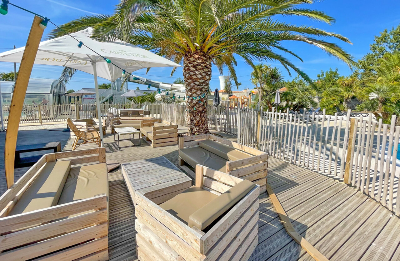 Zona lounge exterior, bar y piscina en el camping CLICOCHIC Cabanes d Ol�ron (17).