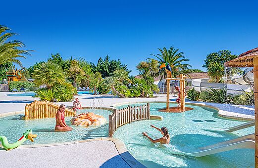 Piscinas, toboganes, juegos de agua en el camping CLICOCHIC Cabanes d Oléron en ST GEORGES D'OLERON (17).