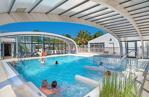 Piscina cubierta climatizada, jacuzzi en el camping CLICOCHIC Cabanes d Oléron.