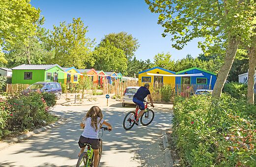 Mobil-homes coloridos, bicicletas en el camping CLICOCHIC Cabanes d Oléron (17).