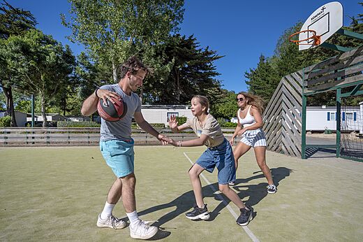 Cancha multideporte y baloncesto en el camping CLICOCHIC Cabanes d Oléron en ST GEORGES D'OLERON (17).