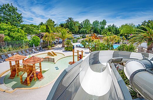 Tobogán acuático gigante y juegos de agua en camping CLICOCHIC Cabanes d Oléron en ST GEORGES D'OLERON (17).