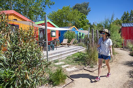Mobil-home colorido, terraza en el camping CLICOCHIC Cabanes d Oléron en ST GEORGES D'OLERON (17).
