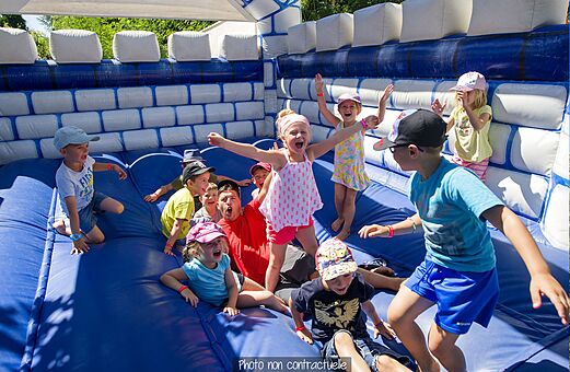 Castillo hinchable con niños en el camping CLICOCHIC Cabanes d Oléron (17).