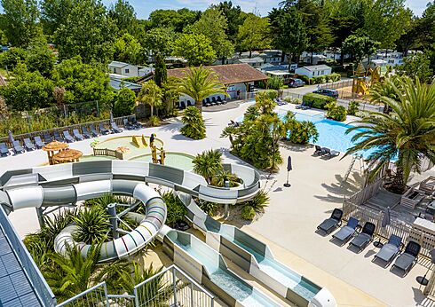 Toboganes acuáticos, piscinas y piscina infantil en el camping CLICOCHIC Cabanes d Oléron en ST GEORGES D'OLERON.
