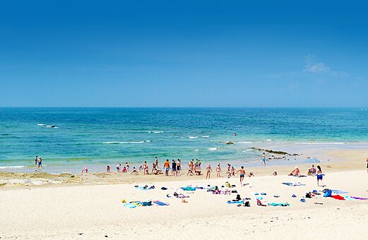 Playa de arena fina con bañistas y familias en el camping CLICOCHIC Cabanes d Oléron en ST GEORGES D'OLERON (17).