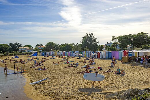 Playa de arena y cabinas de colores en el camping CLICOCHIC Cabanes d Oléron.