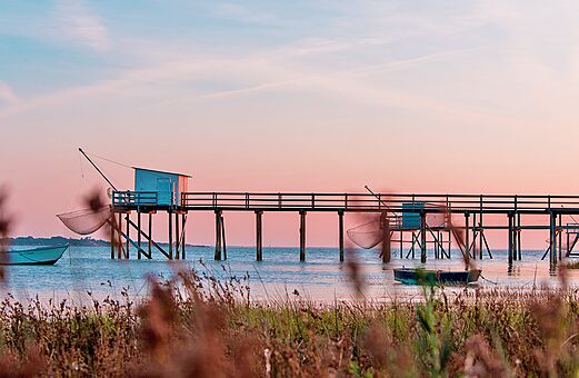 Cabañas de pesca tradicionales sobre el agua al atardecer, cerca de ST GEORGES D'OLERON.