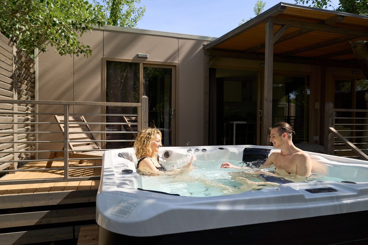 Jacuzzi privado con pareja en terraza de mobil-home en el camping CAPFUN Campo dei Fiori en Rosignano Marittimo (57).