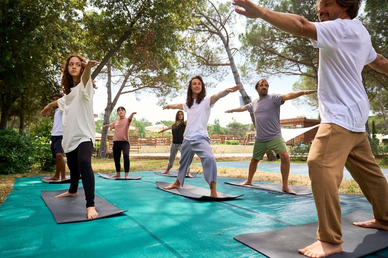 Sesi�n de yoga al aire libre en el camping CAPFUN Campo dei Fiori en Rosignano Marittimo.