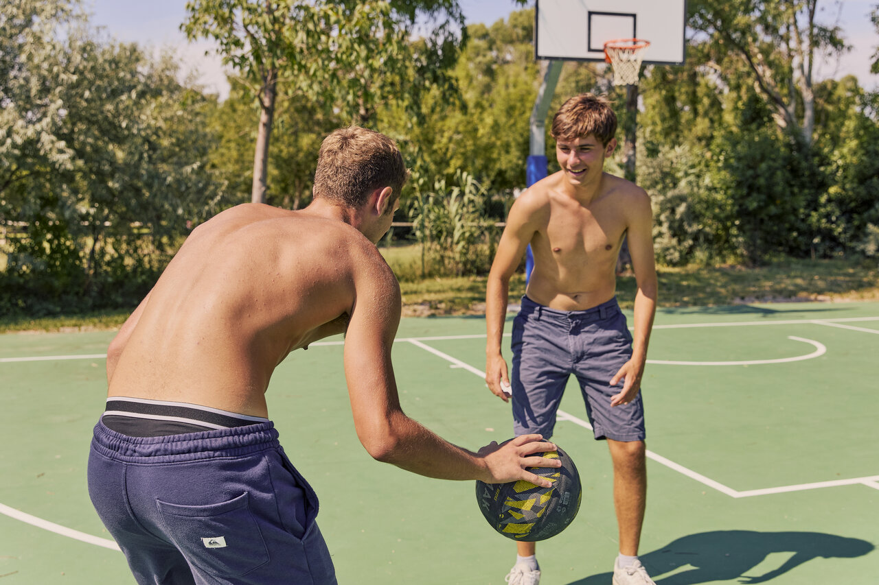 J�venes jugando baloncesto en cancha multideporte en el camping CAPFUN Campo dei Fiori en Rosignano Marittimo (57).