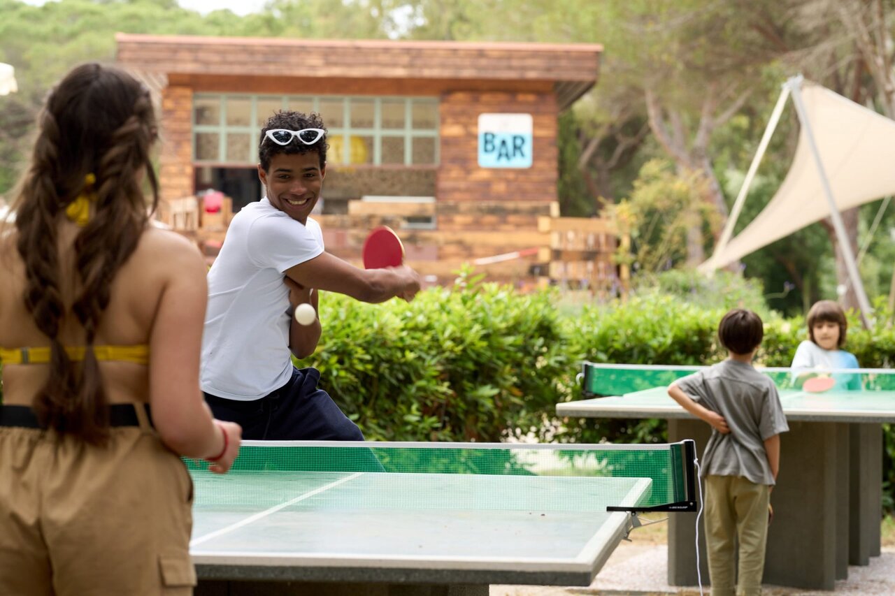Tenis de mesa en familia cerca del bar en el camping CAPFUN Campo dei Fiori en Rosignano Marittimo.